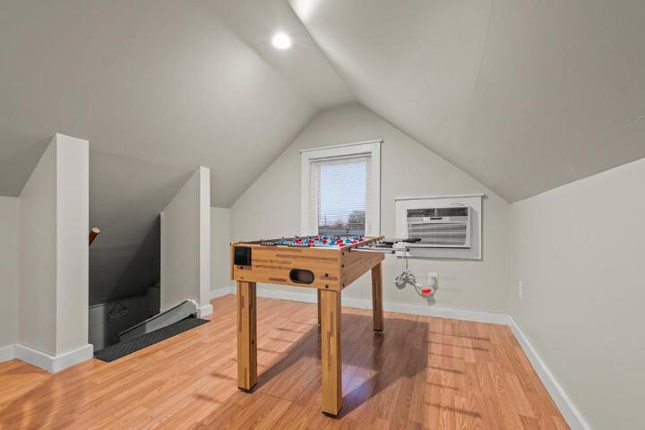 2-Story Stay with Game Lounge & Free Parking Spots - 5 mins to NYC Train