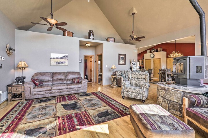 Mtn-view Cabin w / Deck 3 Mi to Cripple Creek!
