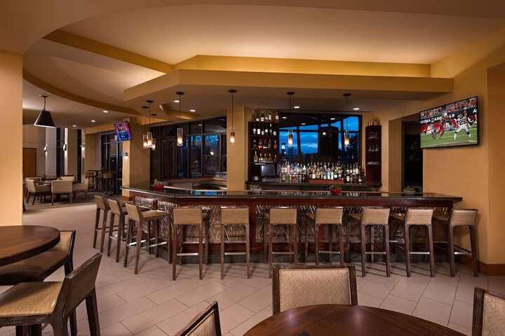 Lounge 70 of 79