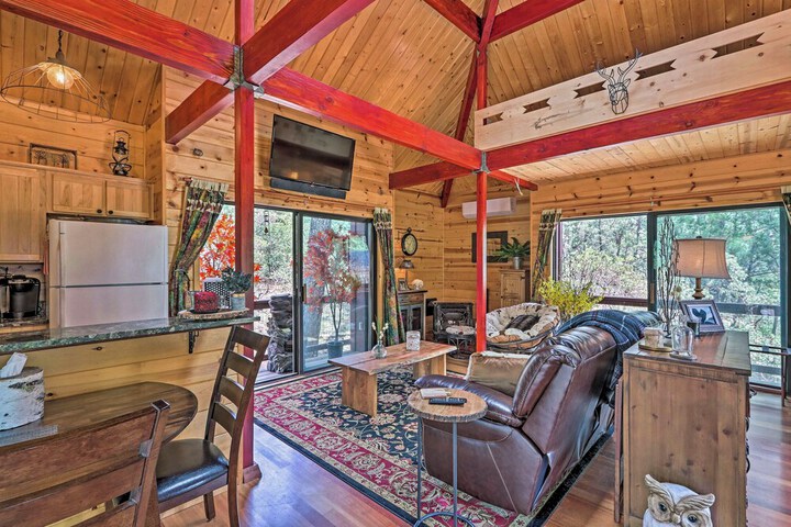 Furnished Deck: Romantic Strawberry / pine Studio!