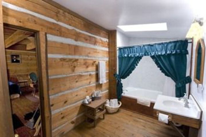 Galena Log Cabin Getaway