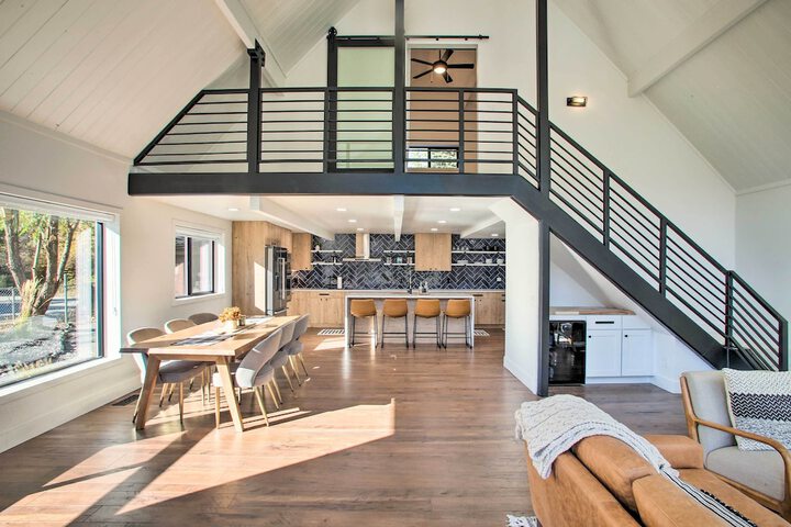 A Contemporary Dream: Lakefront Rathdrum Oasis!