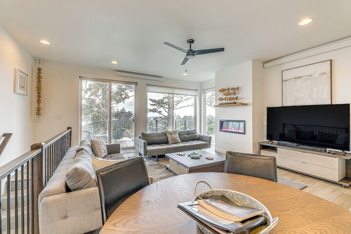 Depoe Bay Townhome w / Deck & Stunning Ocean Views!