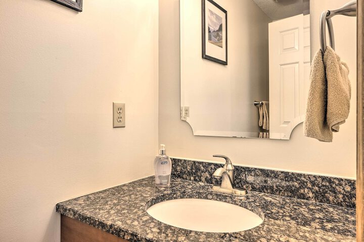 Hartford Escape w / Fire Pit 3 Mi to Ski & Golf!