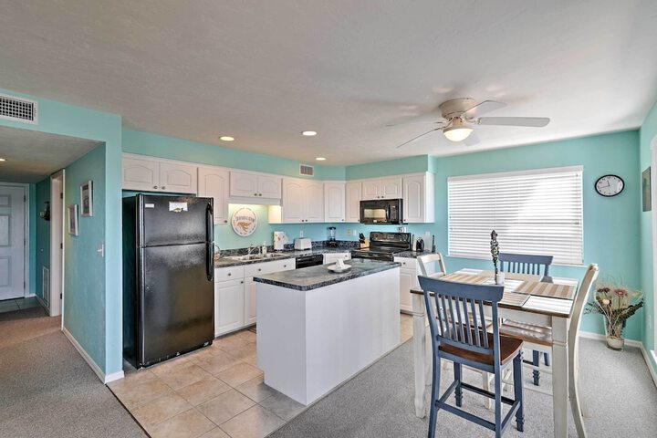 Beachfront Cedar Key Condo w / Pool Spa & Views!