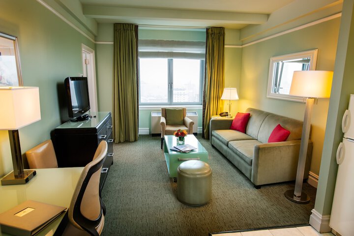 Room 32 of 60
