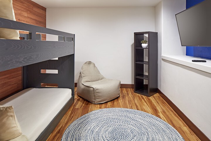 Room 27 of 63