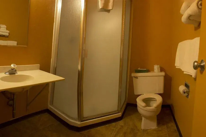 CAPITOL INN & SUITES