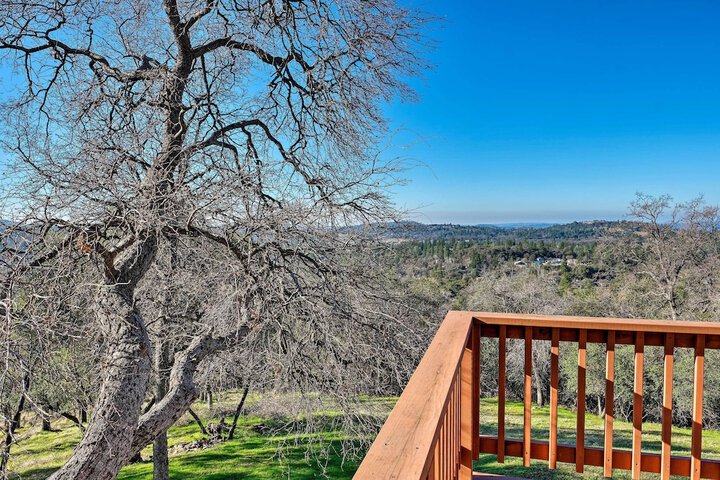 Hot Tub & Mtn Views: Peaceful Columbia Retreat!