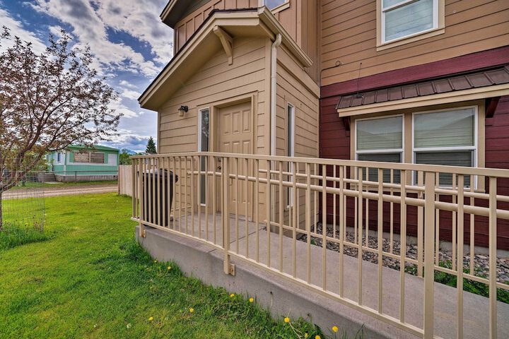 Walk to Main St! Ennis Townhome w / Balcony