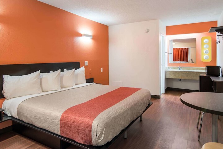 Room 11 of 34