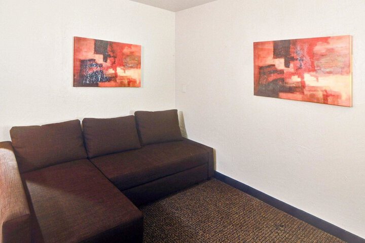 Room 10 of 18