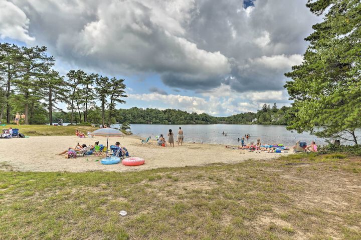 Family Home in Long Pond w / Fire Pit & Lake Access