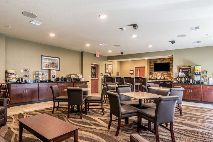Cobblestone Hotel & Suites - Hutchinson