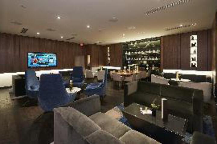 Lounge 7 of 9