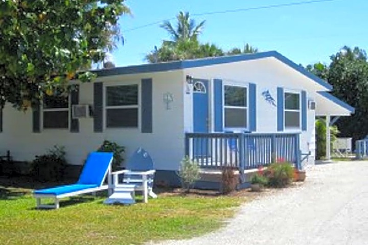 Tropical Winds Motel & Cottages