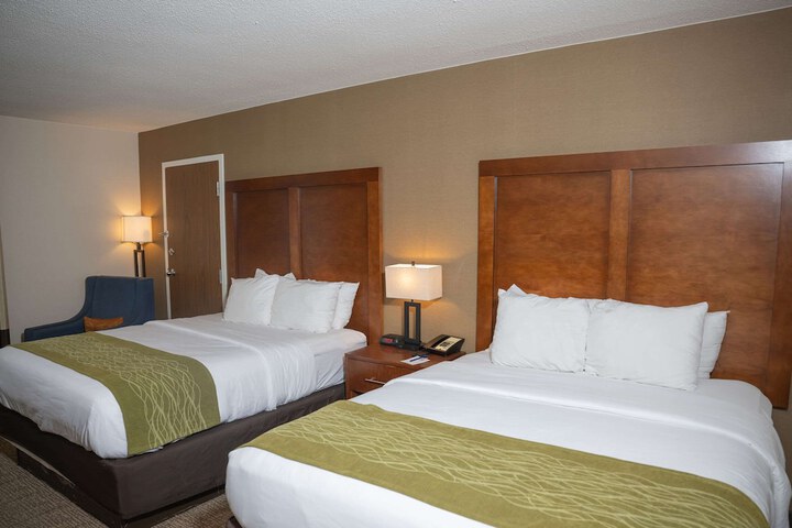 Comfort Inn & Suites Erie - Splash Lagoon Indoor Waterpark