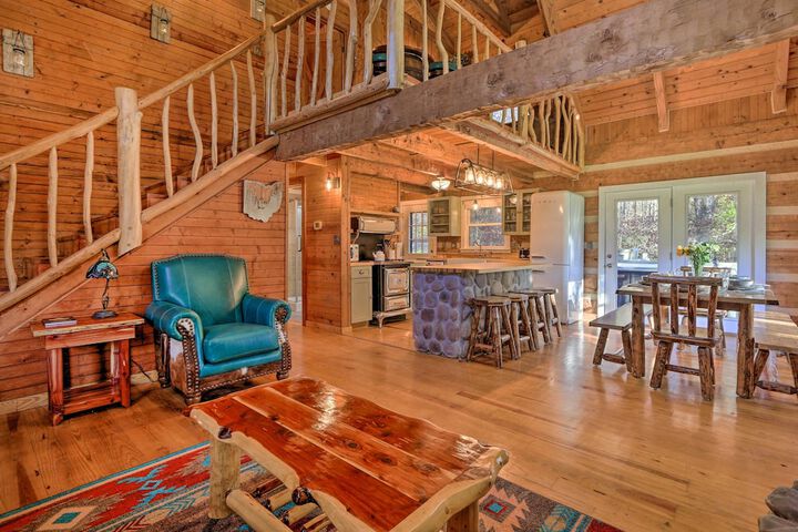 Luxe Dog-friendly Cabin w / Hot Tub & Game Room