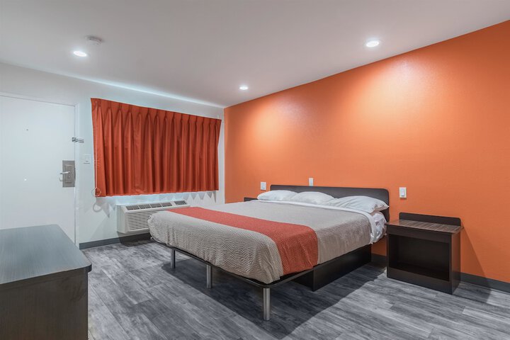 Room 26 of 34
