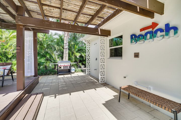 Private Oasis w / Pool: Walk to Melbourne Beach!