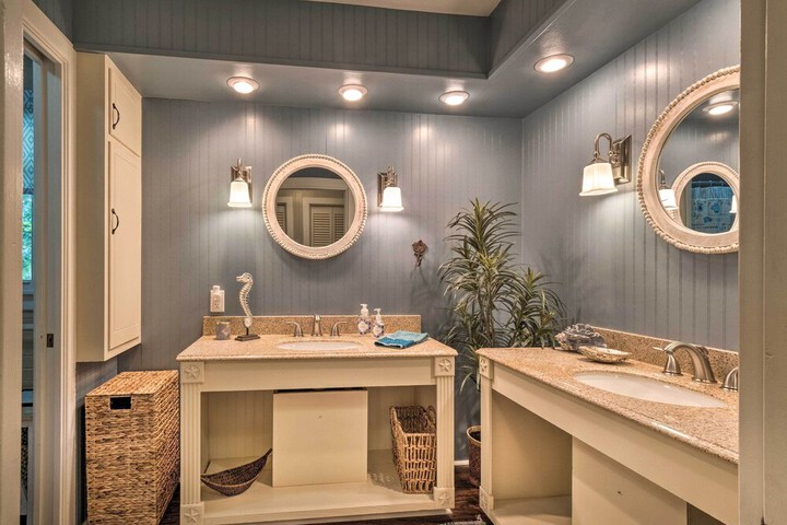 Chic Family-friendly Home With Outdoor Oasis!