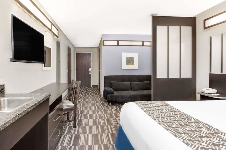 Room 17 of 37