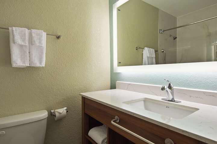 Room 9 of 28