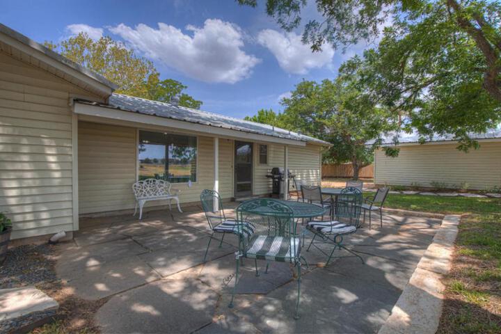Spacious Home - Fire Pit BBQ and Outdoor Seating!