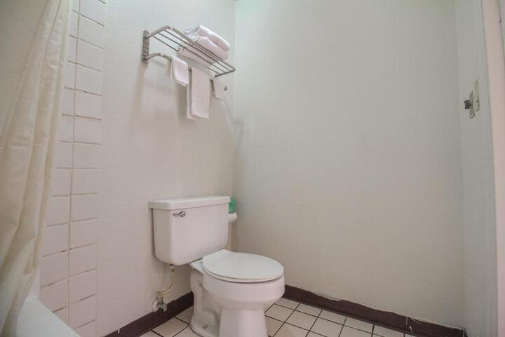 American Best Inn by OYO I-35 Perry near Lake McMurtry