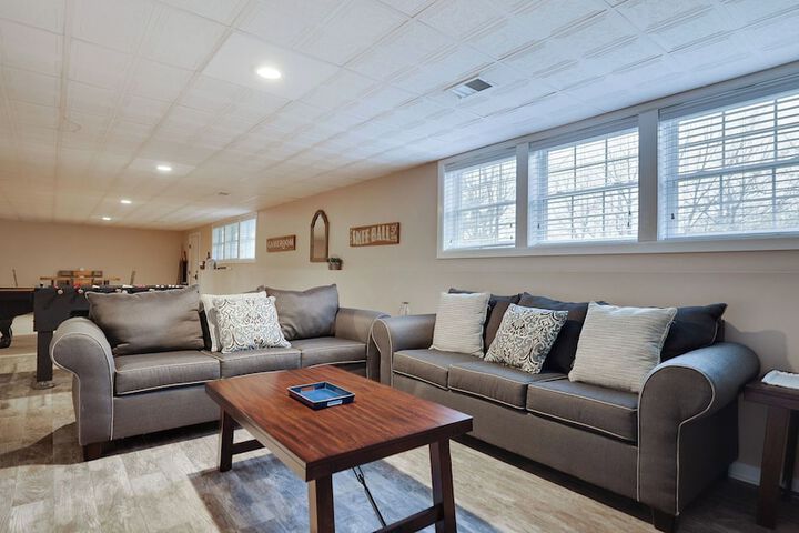 The Nest at Pinecrest by Avantstay Spacious Deck Game Room, Fire Pit