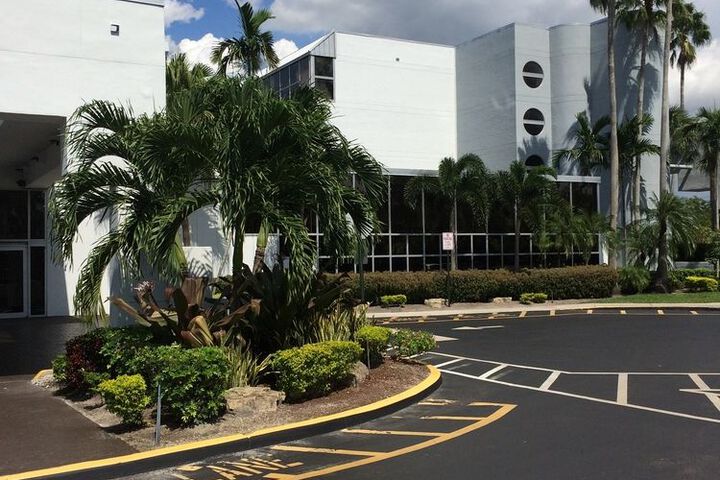 SAWGRASS GRAND HOTEL AND SUITES SPORTS C
