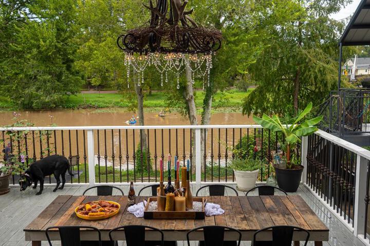 Chateau Royale Pet Friendly, on Bayou, Downtown!