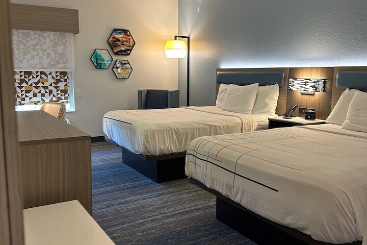 Room 27 of 40