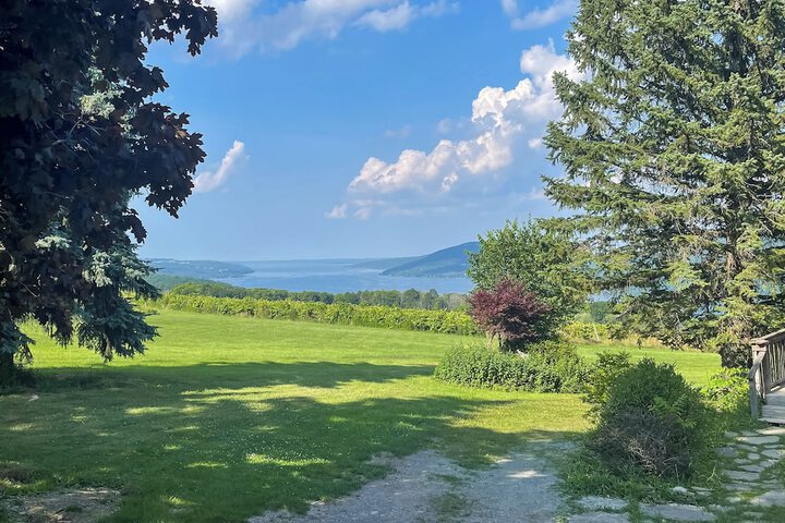 Near Canandaigua Lake: Retro Cabin w / Deck & Views