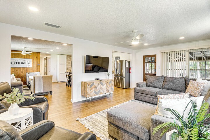 Charming Canalfront Retreat w / Double Boat Slip!