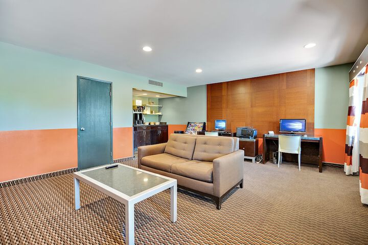Business Center 75 of 79