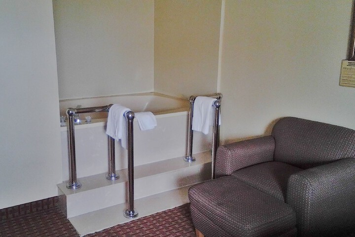 Room 33 of 82