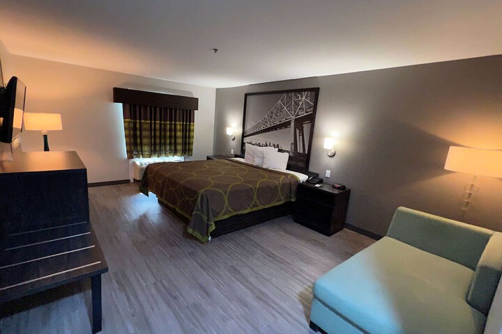 Super 8 by Wyndham Lake Charles / Sulphur