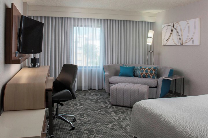 Courtyard Orlando Lake Buena Vista in the Marriott Village