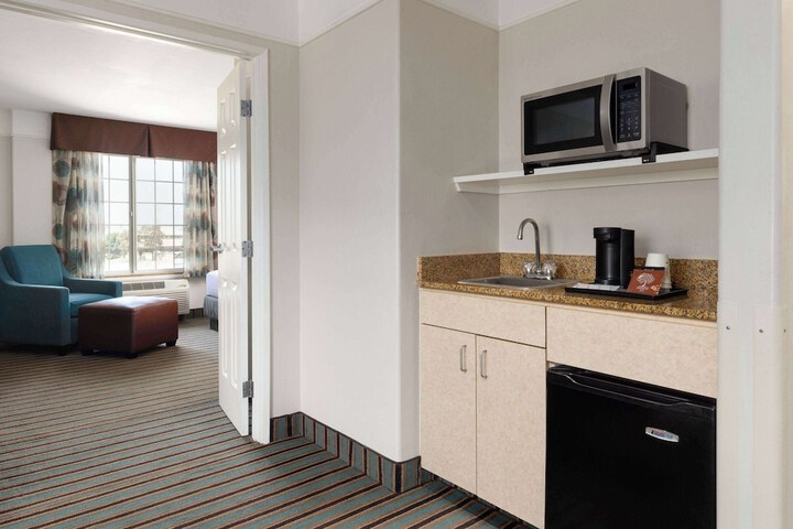 La Quinta Inn & Suites by Wyndham Bakersfield North