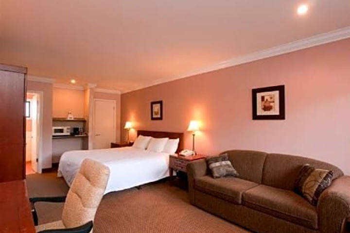 Travelodge by Wyndham Vancouver Lions Gate