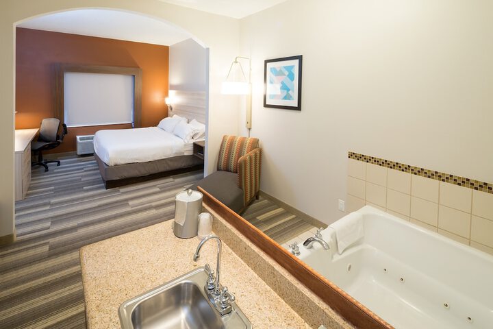Holiday Inn Express Hotel & Suites Detroit - Utica by IHG