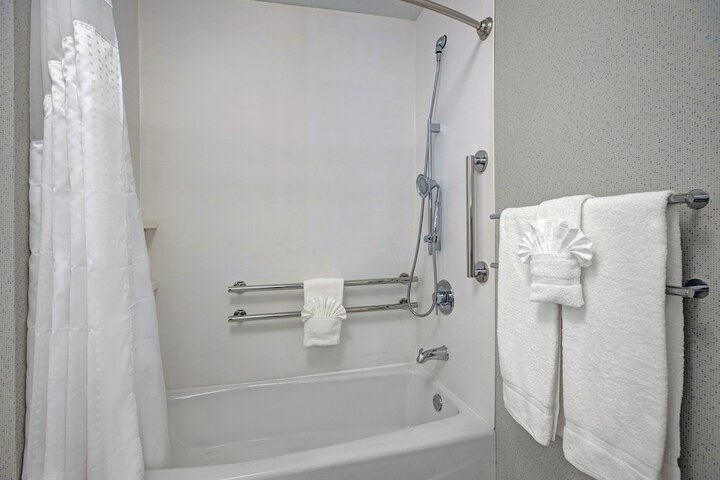 Holiday Inn Express & Suites Milwaukee - Brookfield by IHG