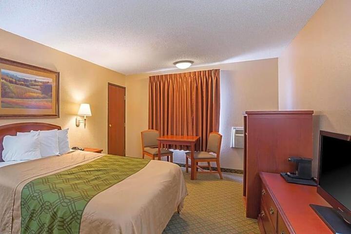 Rodeway Inn & Suites