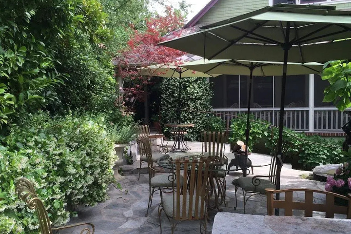 BARRETTA GARDENS INN