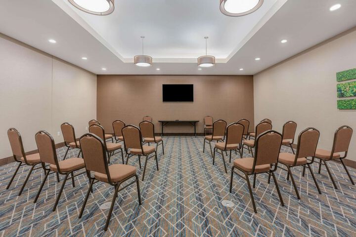 La Quinta Inn and Suites by Wyndham Houston Spring South