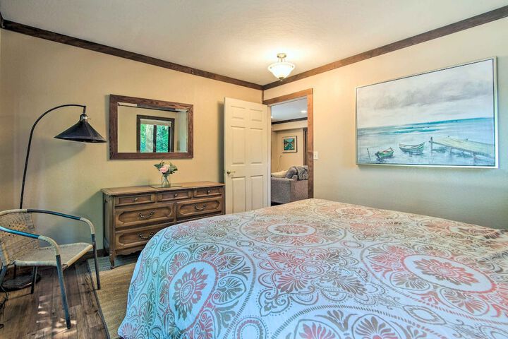 Coos Bay Cottage w / Fireplace & BBQ Patio!