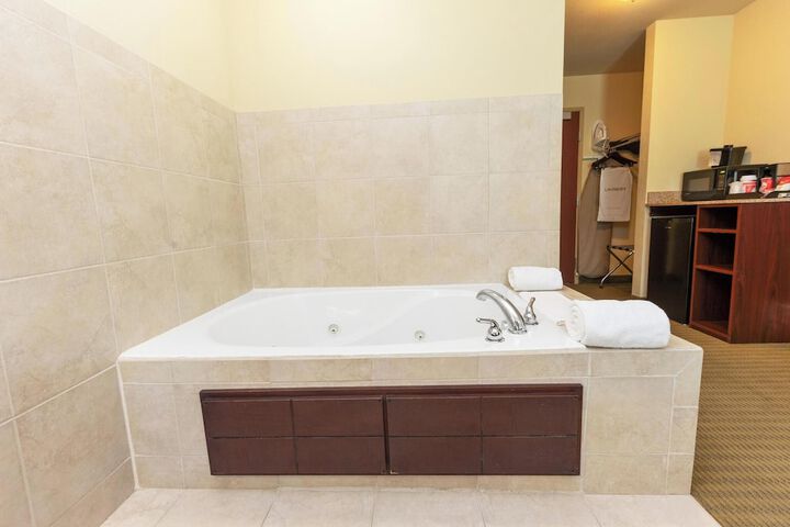 Cobblestone Inn & Suites - Bloomfield