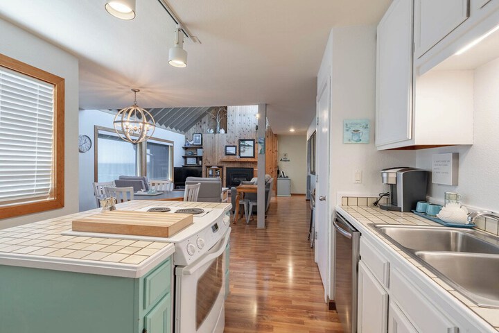 Idyllic Coastal Haven - Whale Watch in Depoe Bay!
