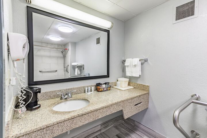 Room 10 of 33